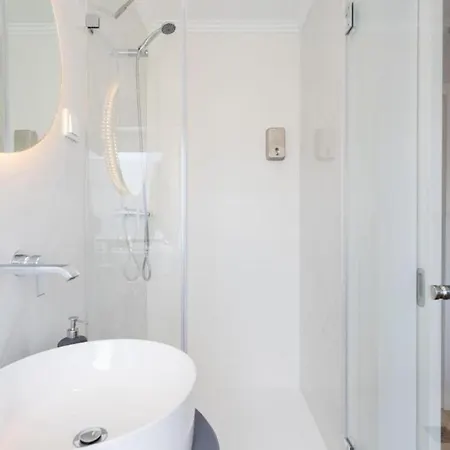 Airport Charming By Lovelystay Apartamento